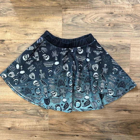 Halloween Horror Nights Universal Studios Logo Mini Skater Skirt Size XS/Small - Picture 1 of 5